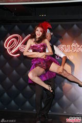 组图：熊黛林紫色深V裙跳性感爵士舞秀美腿