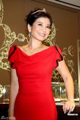 高清图：钟楚红为珠宝店剪彩 着红色礼服变公主