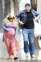 组图：杰西卡-辛普森娇喘躲雨撩裙秀大肚