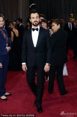 组图：安妮斯顿红裙大气 和男友贾斯汀秀恩爱