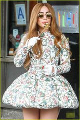 组图：Lady Gaga换装频繁 玩转SM与小清新