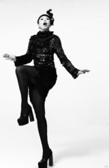 组图：黄绮珊新照全曝光 黑白大片演绎另类时尚