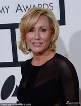 组图：作曲南-施瓦兹透视装内衣尽露显豪放