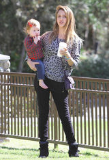 策划：明星宝宝着装大PK 小七苏瑞领衔萌妹子