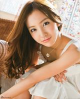 组图：板野友美生活写真随性慵懒 樱唇诱人