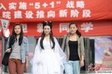 北影女学生扮小龙女举牌迎新 获赞清丽脱俗(图)