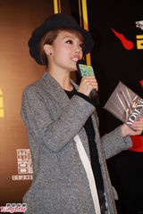 组图：阿娇沉浸恋情微笑 携容祖儿出席活动