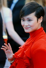 组图：李宇春亮相戛纳红毯 红色晚装柔美华贵