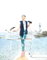 组图：韩星河智苑夏日济州岛写真展现浪漫风情