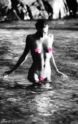 高清组图：米兰达-可儿全裸黑白性感写真曝光