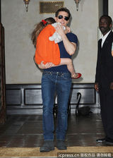 组图：汤姆-克鲁斯离婚后首探爱女 遭狗仔围堵