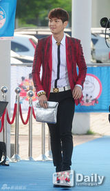 组图：神话李孝利等亮相20代选择颁奖礼蓝地毯