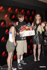 组图：吴雨霏为新歌祝捷 称cookies重组有难度