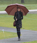 高清组图：泰勒-斯威夫特伦敦街拍皮衣搭配短裙