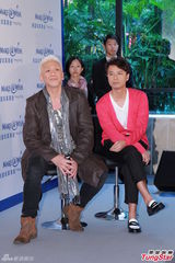 组图：玉置浩二与妻子恩爱 个唱邀李克勤