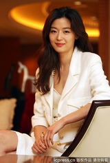 组图：全智贤白色套装写真 波浪卷发显女人味