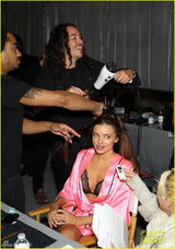 组图：维多利亚秘密曝秀场后台照 超模穿粉红睡衣