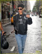 组图：蕾哈娜另类墨镜现身街头 展酷帅摇滚范儿