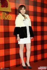 组图：黄小柔出嫁盼造人 穿低胸婚纱挽老公亮相