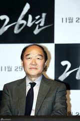 高清组图：韩片《26年》试映 任瑟雍架拐出席