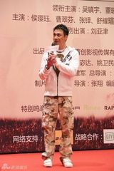 组图：吴镇宇董璇亮相《慢慢地陪着你走》发布