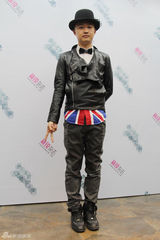 组图：包贝尔演绎英伦风 戴礼帽自嘲魔术师