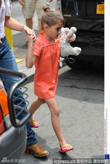 组图：小苏瑞橙裙抱娃娃出街见镜头皱眉露不爽