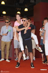 组图：新剧《爱.回家》宣传 众星现场互喂雪糕