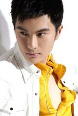 组图：演员沈泰时尚帅气 宣传照彰显型男本色