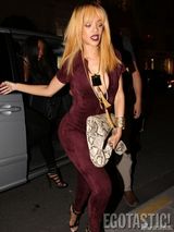 组图：蕾哈娜深夜现身巴黎 深V连身裤真空荡奶