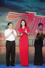 组图：李湘任深圳卫视副总监 何炅送999朵玫瑰