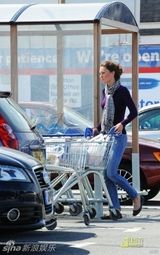 组图：凯特王妃独自驾车购物 衣着朴素平易近人