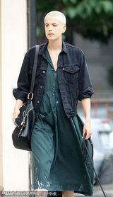 幻灯图：阿格妮丝短发似光头 裙摆沾异物浑然不知 