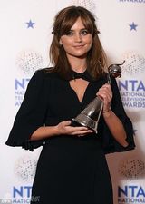 组图：英国家电视奖星光璀璨 蕾丝爆乳风情万种