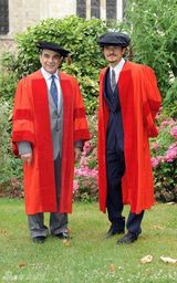 幻灯图集：布鲁姆获颁荣誉学位 女友米兰达祝贺