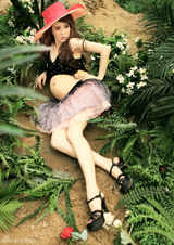 组图：金巧巧昔日硕大孕肚照首曝光 白裙似仙女