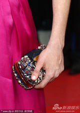 组图：邓斯特戛纳走秀紫红裙装简约亲切