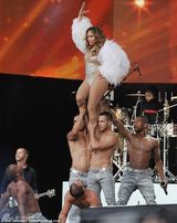 组图：洛佩兹火辣开唱 穿钻石流苏裙狂扭电臀