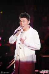 组图：谢霆锋陈慧琳等红馆开唱 悼念张耀荣