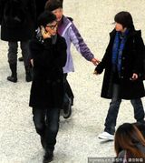组图：吴奇隆黑衣现身上海机场边走边煲电话粥