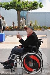 高清组图：戛纳终身成就奖得主贝托鲁奇坐轮椅亮相