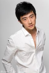 组图：新人黄轩最新写真 外形俊朗文舞兼备