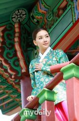 组图：韩国女演员吴珊夏与女歌手成恩穿韩服拍写真