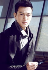 组图：马文龙拍摄初秋街拍   气质男深情款款