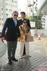 组图：霍家三代齐现身探晶晶 有望公布孙儿名字