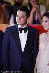 组图：《小团圆》亮相 杨千嬅长裙显淡雅气质