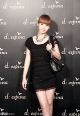 组图：柳岩蕾丝造型秀性感 主持表演跨界连轴忙