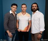 组图：《神秘之路》主创写真 莱恩·昆坦秀胸肌