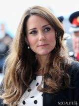 组图：凯特王妃波点裙孕态十足 与两位王子热聊