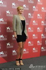 组图：《杀戮》发布会 温丝莱特仪态万方男星献吻